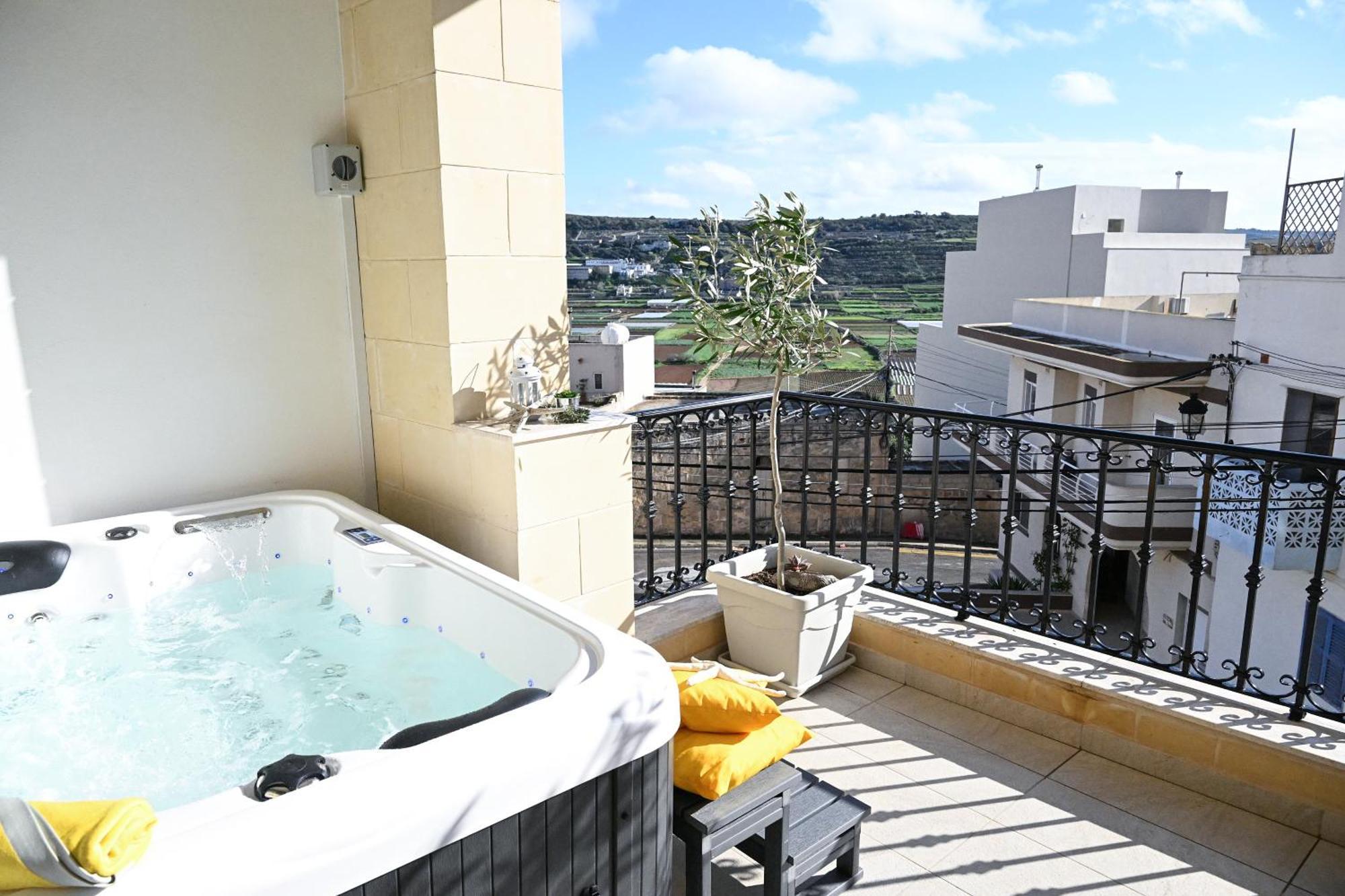 Ferienwohnung Ta'Lonza Luxury Near Goldenbay With Hot Tub App1 Mellieħa Exterior foto